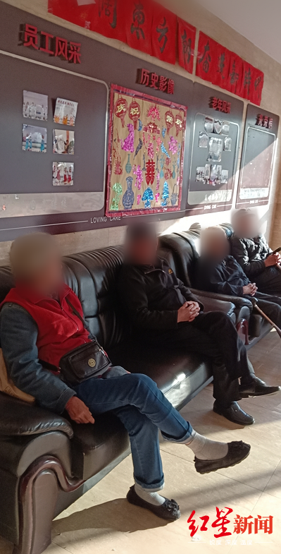 金沙糖果排队-你太有才了!居然把金龙鱼和红龙鱼养在一个鱼缸里,有钱人!