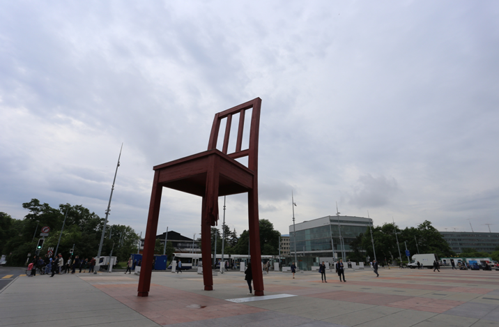 23日早晨,万国宫前广场上很平静。