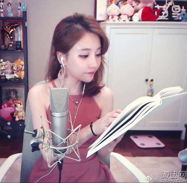 冯提莫直播读书回归老本行做教师 大半夜跳舞