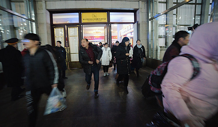 1月21日凌晨，北京火车站，K4051次列车开始检票，乘客陆续登车。