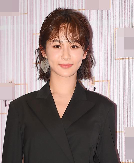 杨紫韩国出席活动,脸肿还僵硬,这是瘦了18斤的