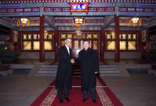 2014年11月11日晚，国家主席习近平在北京中南海同时任美国总统奥巴马举行会晤。这是两国元首在瀛台涵元殿前握手。（新华社）