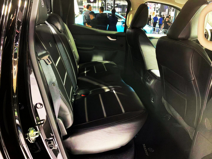 全球首款奔驰巴博斯皮卡细节全曝光