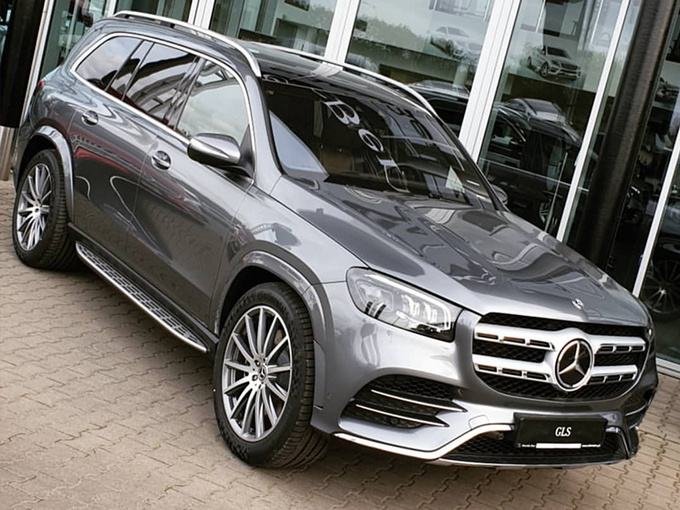 奔驰旗舰SUV到店，6/7座都可选，看完内饰，宝马X7都羡慕