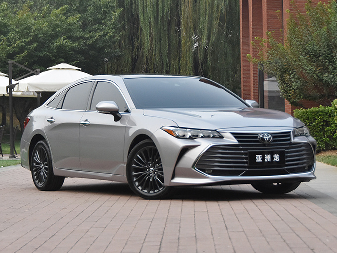 丰田亚洲龙2.0L来了！起售不到20万，比凯美瑞大、配置高，你买谁？