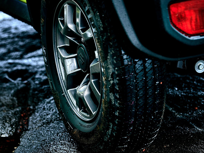 铃木新吉姆尼五门版，酷似奔驰G级，看完尾灯，车迷都说出了就买