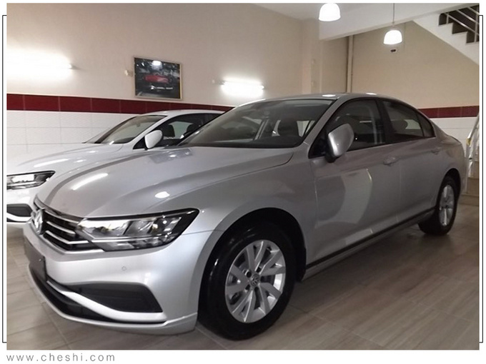 大众新帕萨特进店实拍,造型更精致,看完车尾,辉腾自己都说像