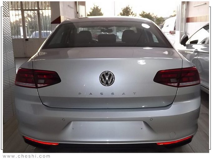 大众新帕萨特进店实拍,造型更精致,看完车尾,辉腾自己都说像