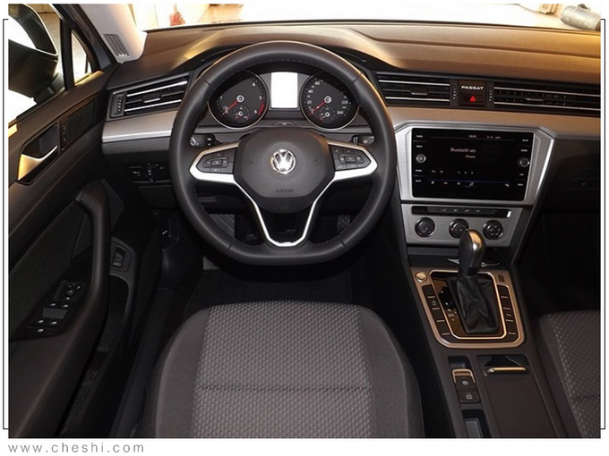 大众新帕萨特进店实拍,造型更精致,看完车尾,辉腾自己都说像