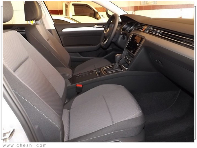 大众新帕萨特进店实拍,造型更精致,看完车尾,辉腾自己都说像