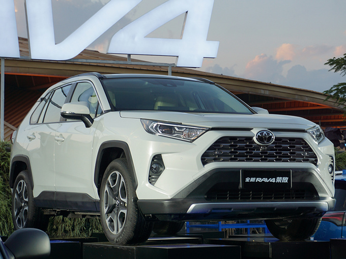 丰田新RAV4开售，17.48万元起，低配便宜2千，配置足够用