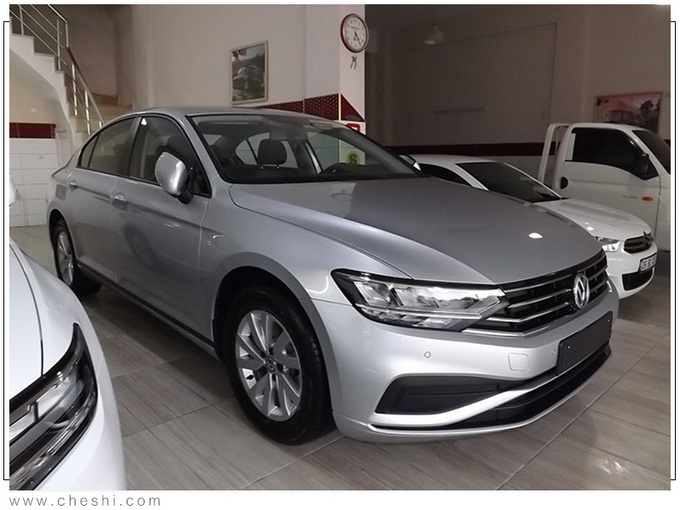 大众新帕萨特进店实拍,造型更精致,看完车尾,辉腾自己都说像