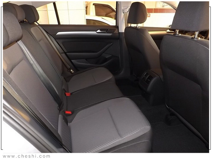 大众新帕萨特进店实拍,造型更精致,看完车尾,辉腾自己都说像