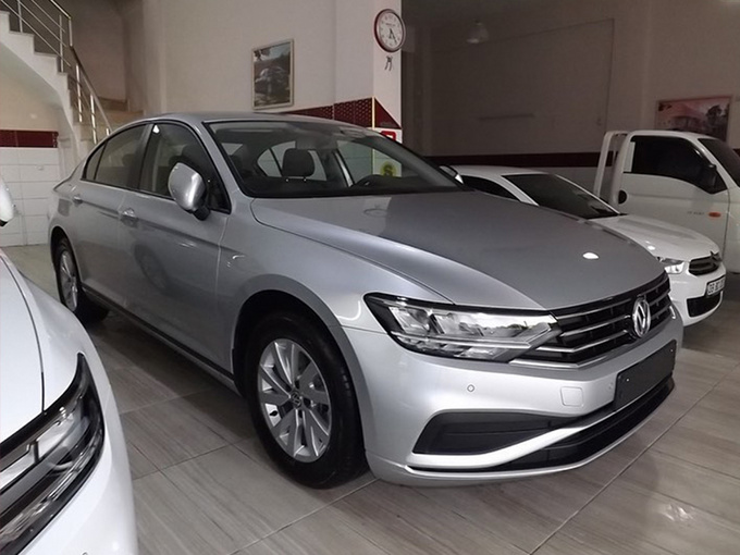 大众新帕萨特进店实拍,造型更精致,看完车尾,辉腾自己都说像