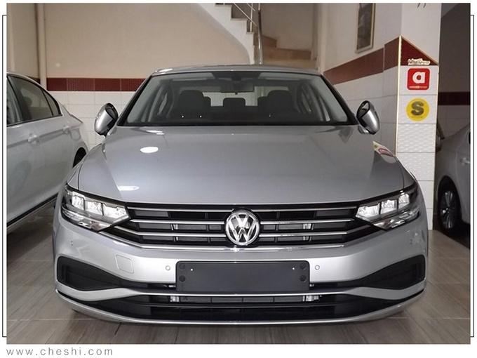大众新帕萨特进店实拍,造型更精致,看完车尾,辉腾自己都说像