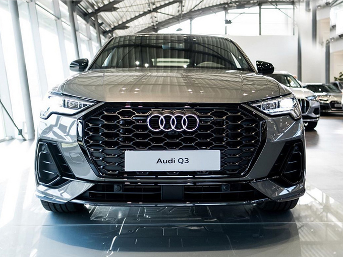 奥迪新Q3轿跑版到店，顾客盯着车尾看了十分钟，果断放弃宝马X1