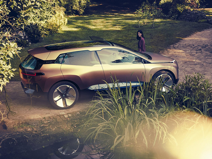 宝马新大型SUV实拍，尺寸比X5还大，看完内饰，媳妇把奔驰都忘了