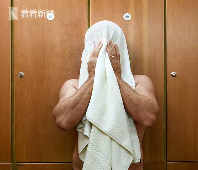 外国女子擅入男更衣室给儿子换衣 看到裸男大骂