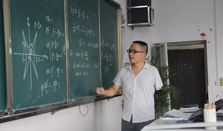 "独臂老师"回母校教书:和当年老师一样,不放弃任何学生