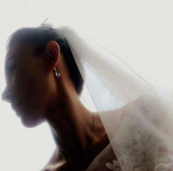 张柏芝晒出婚纱照,白色婚纱高雅圣洁,难道好事将近?