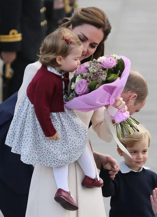 乔治小嘴抹了蜜,称呼凯特美丽的妈妈,目的是