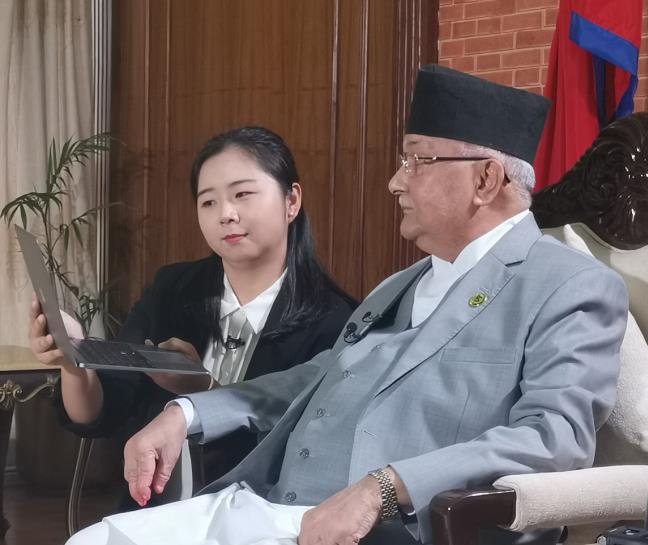 △尼泊尔总理奥利观看《平“语”近人——习近平喜欢的典故》尼泊尔语版系列视频节目