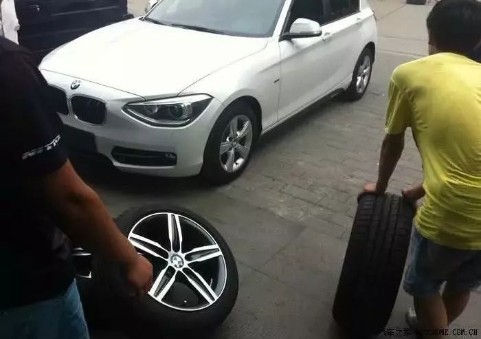 给汽车换胎你会,给火车换轮你见过吗?新疆铁路