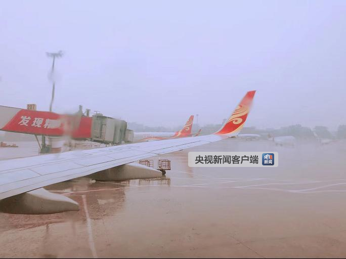 北京迎雷雨天气 首都机场启动大面积航班延误