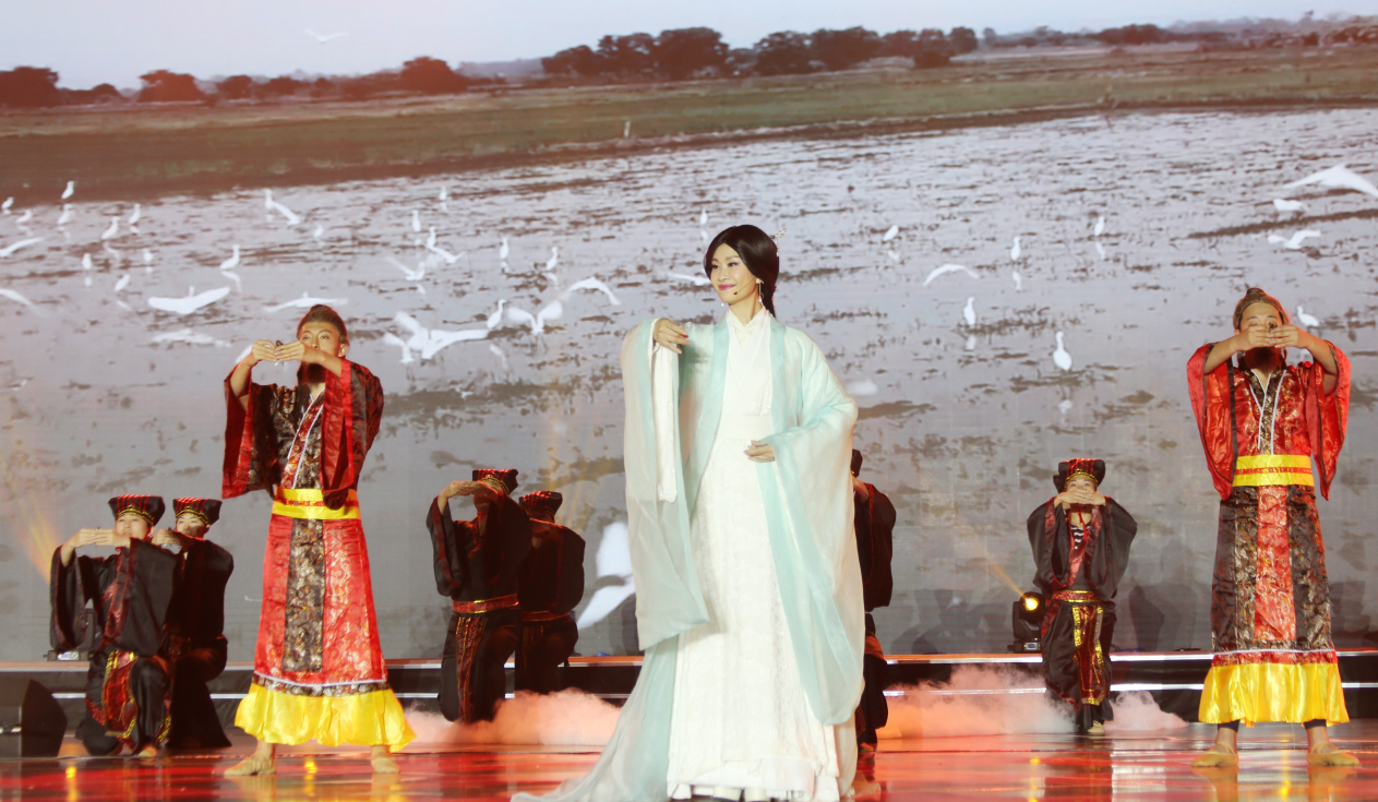 《泼墨中华情》春晚录制 于文华唱诵《周颂 丰年》