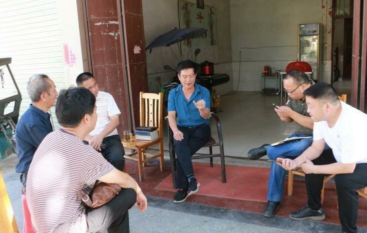 志愿者在邵东走访，了解黄海龙烈士相关情况。受访者供图