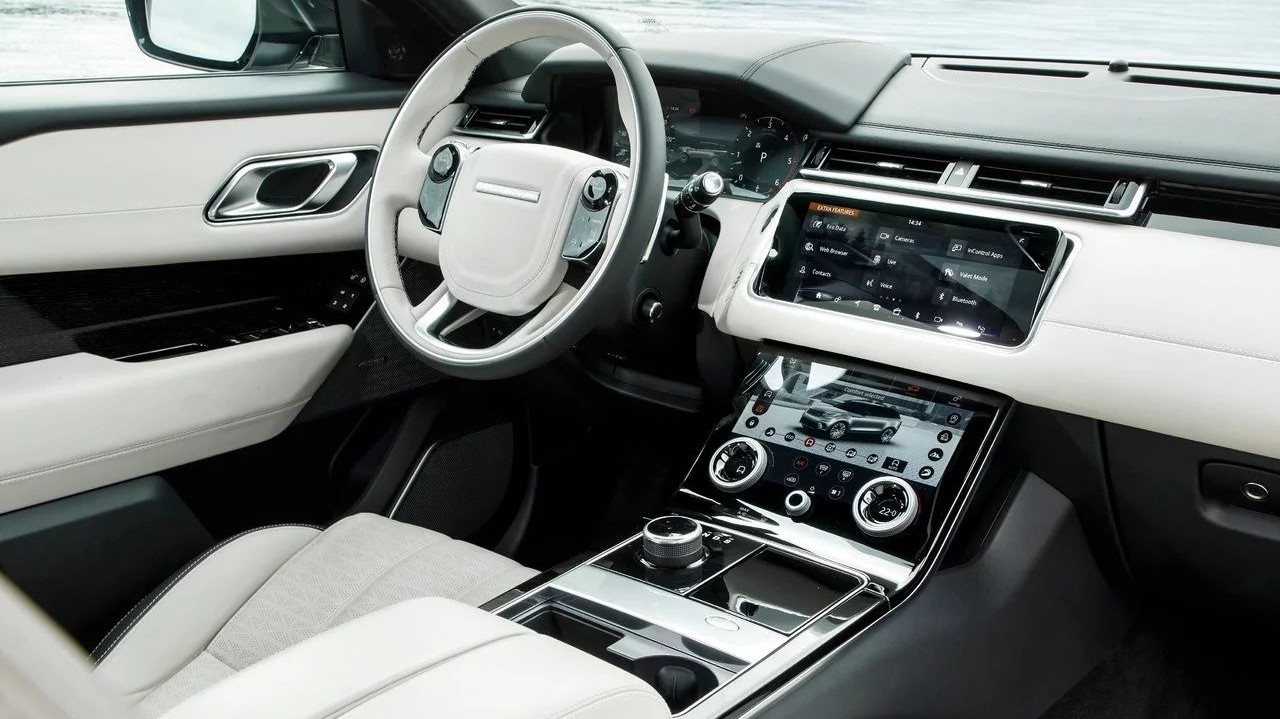 内饰两块大屏幕，既豪华还有科技感，坐进去的感觉就是不一般！