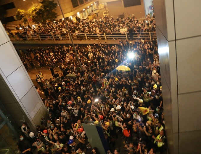 无业暴徒向港警吐口水被判刑 法官:肮脏污秽卑