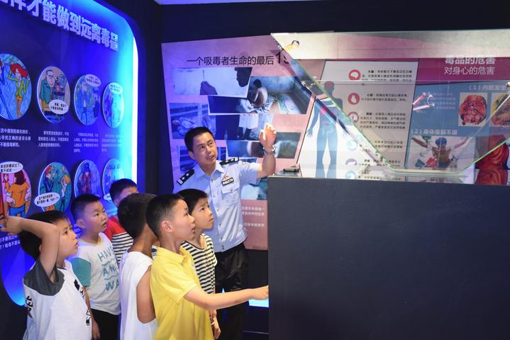 VR安全体验馆模拟汽车驾驶亲身“感受”酒驾疲劳驾驶、超速闯红灯