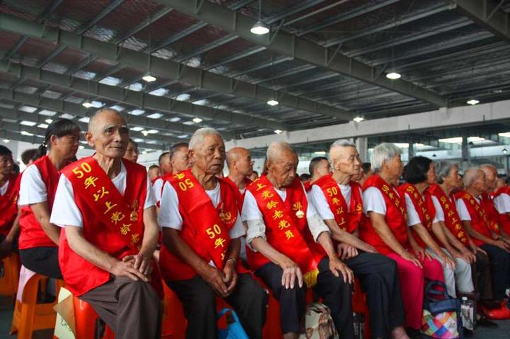 武义泉溪镇为50年以上党龄老党员颁发纪念章