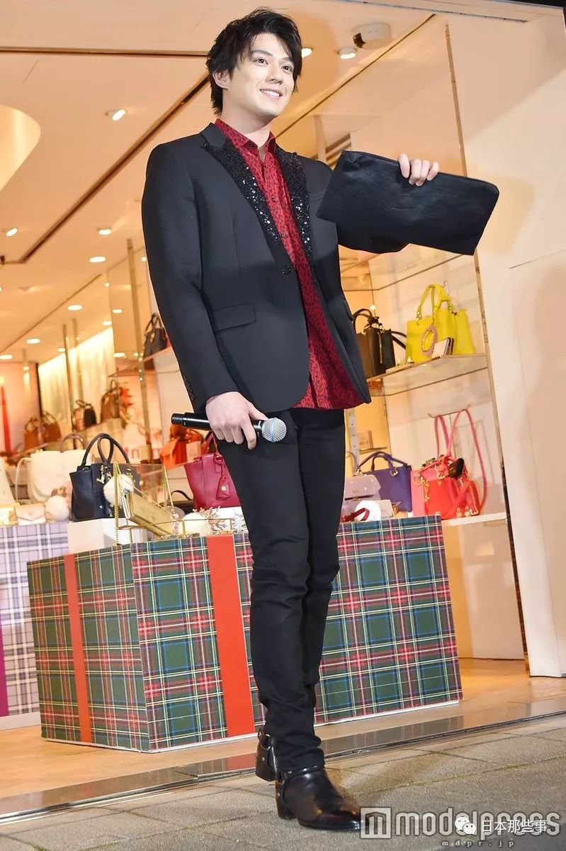 滨边美波，11月1日，出席星巴克首次举办的圣诞点灯式。