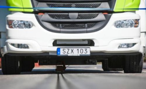 瑞典修了一条充电公路 电动汽车可边开边充电
