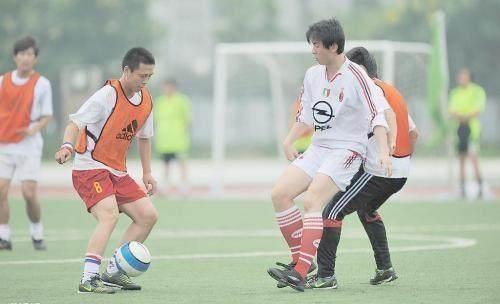不会踢足球可以喜欢足球吗,不会踢足球可以喜欢足球吗女生