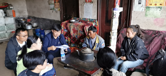  8月，深职院招就办团队赴云南昭通市下属县区，走访贫困生家庭。