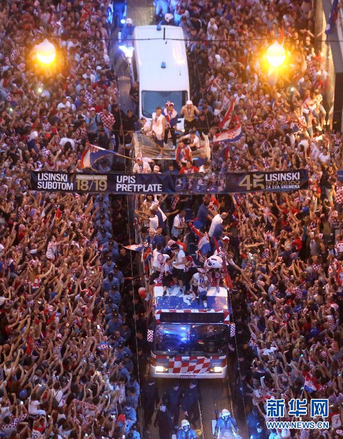 克罗地亚国家男足凯旋 民众太热情20分钟的路