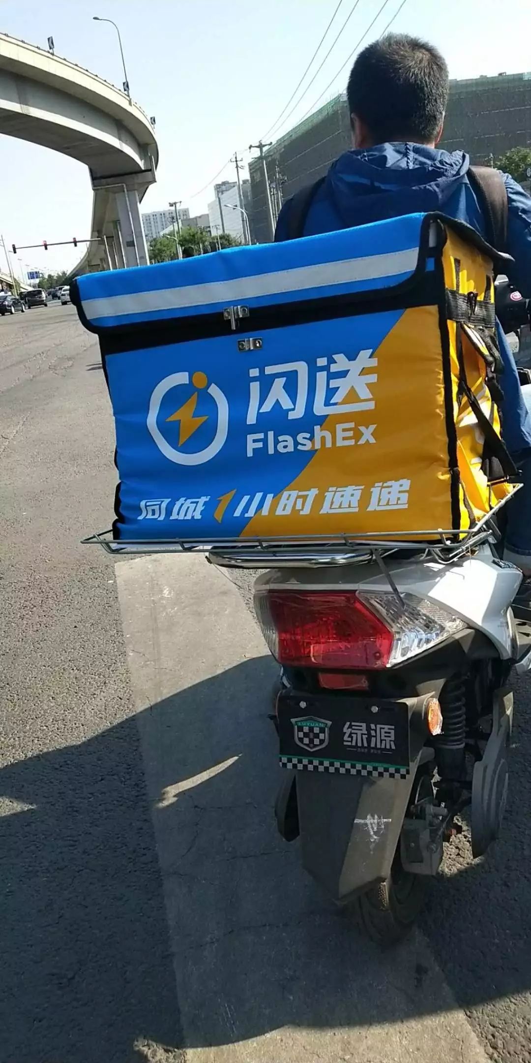 侣吵架后,他拿起电话叫来一位陌生人.…|闪送|大