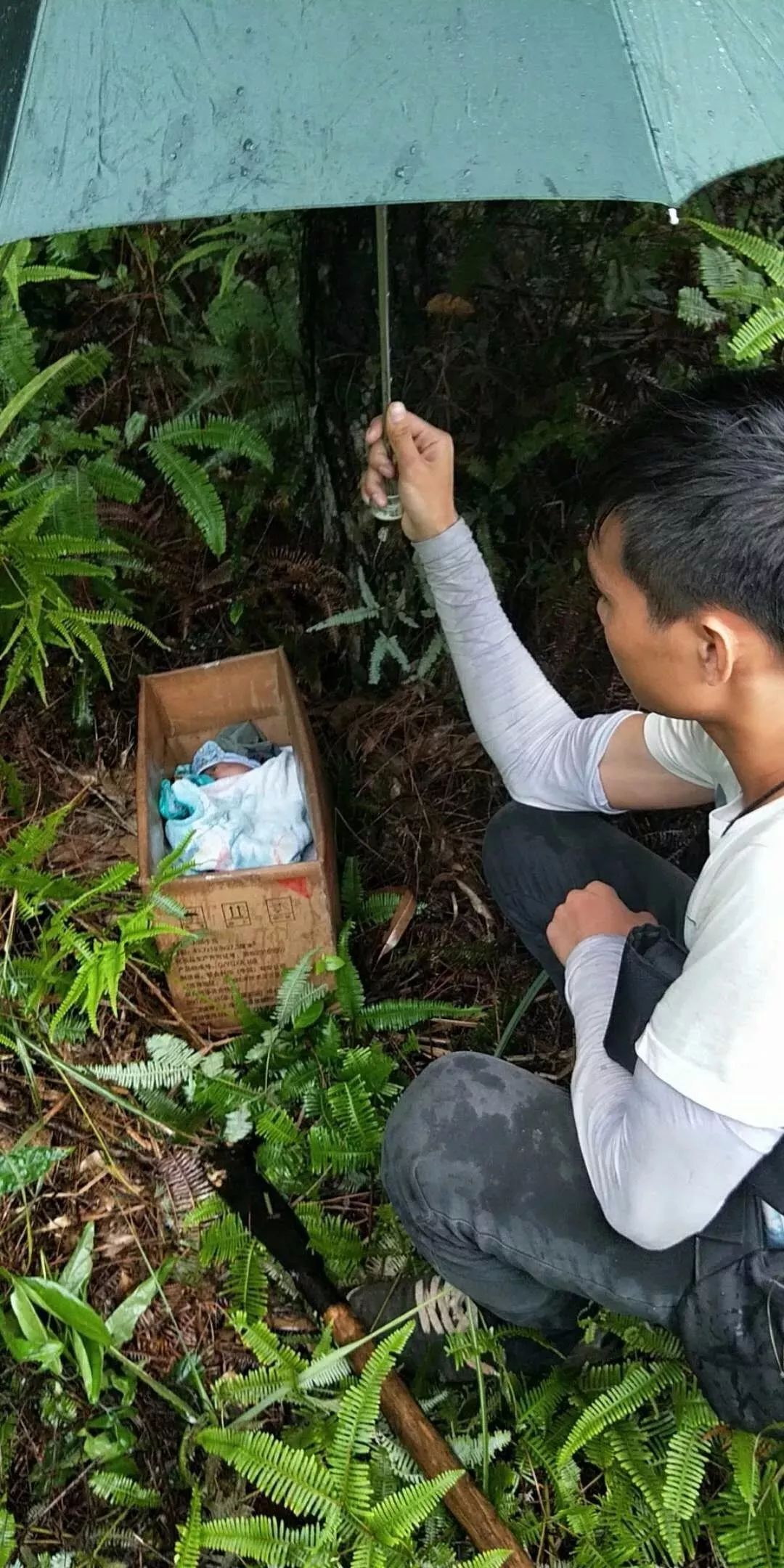 事发钦州: 孩子刚出生便被遗弃 据了解,发现婴儿的是一名某通讯运营图片