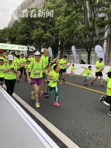 上马系列赛少儿跑举行 迷你马拉松亲子跑感受