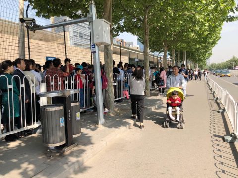 美国大使馆门前几百人排队等待办签证