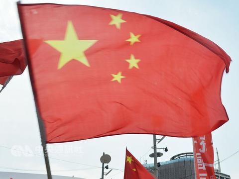 闹剧终收场!台当局驳回"禁挂五星红旗公投案"