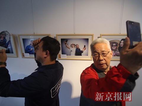一位年轻的人口普查_一位年轻人正在群众的包围中用流畅的楷书为大家写春联