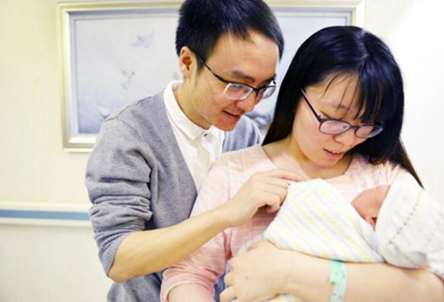 中国首例供胚移植试管婴儿罗优群:妻子已怀二胎
