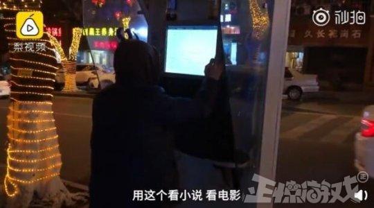 流浪汉没钱买手机,改造电话亭蹭网打游戏,网友:不要惹程序员!