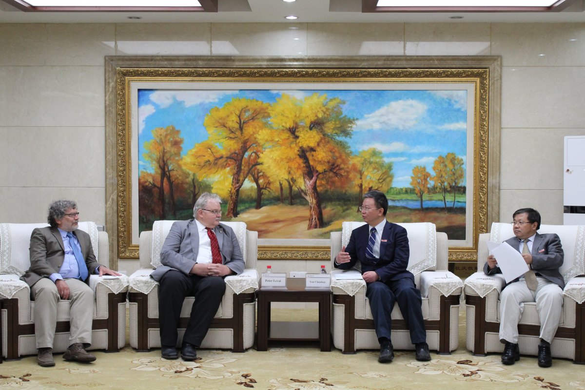 学校领导会见匈牙利魏格纳物理研究中心主任一