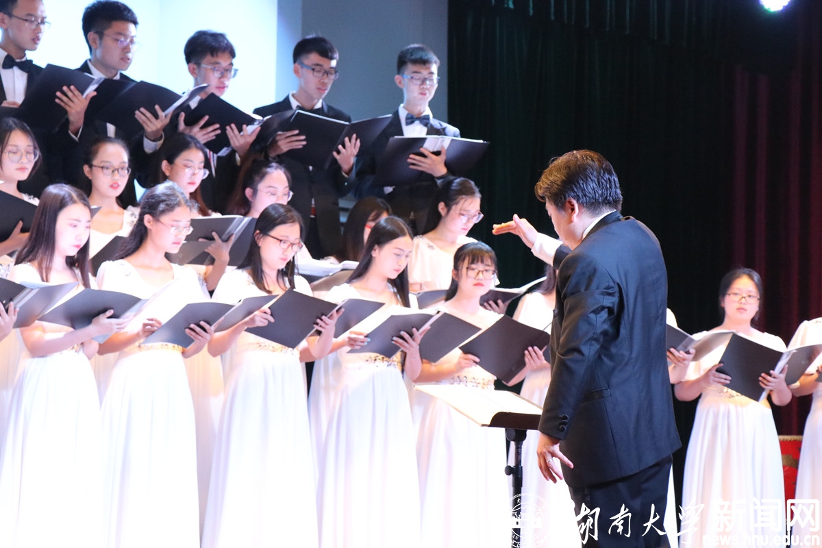 【毕业季】“美好的远方”2018大学生合唱团毕业音乐会举行(图文)