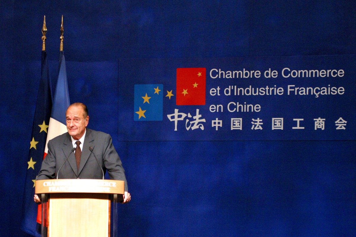 2004年10月11日，法国总统希拉克在上海香格里拉饭店出席了“中国法国工商会”2004晚会。图自IC photo